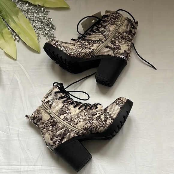 ⭐️ZIGI SOHO Gray Snakeskin Lace-Up Padded Kourtlan Round Toe Block Heel Booties - Picture 2 of 7